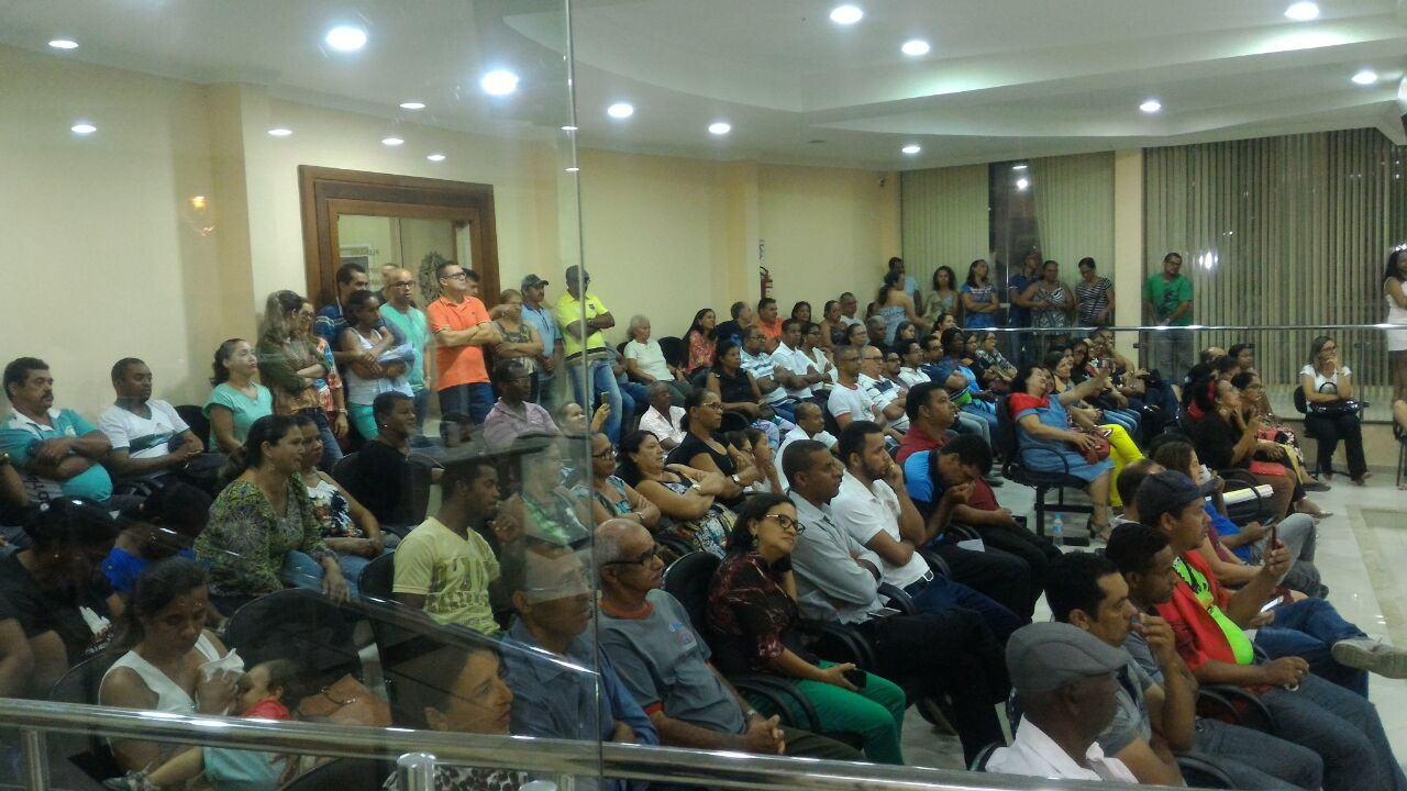 Servidores municipais lotam a Câmara de Vereadores de Jacobina