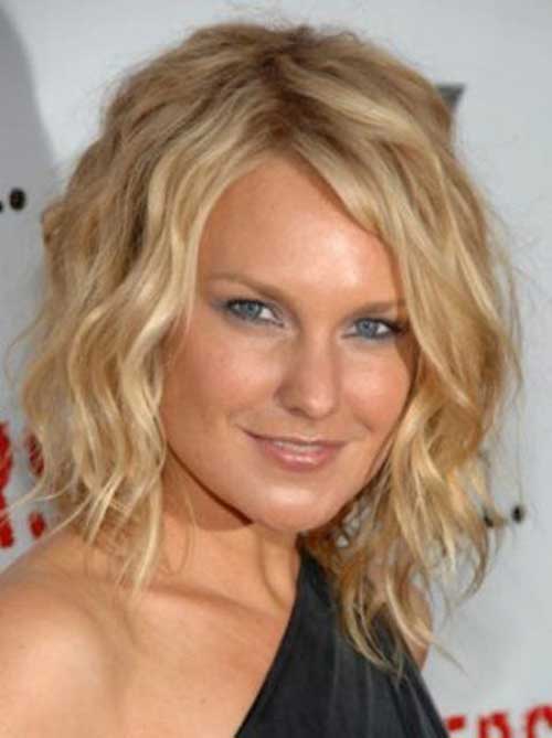 Diffe Short Layered Haircuts For Wavy Hair Latest Blonde Short Layered Haircut With Wavy Hair Picture