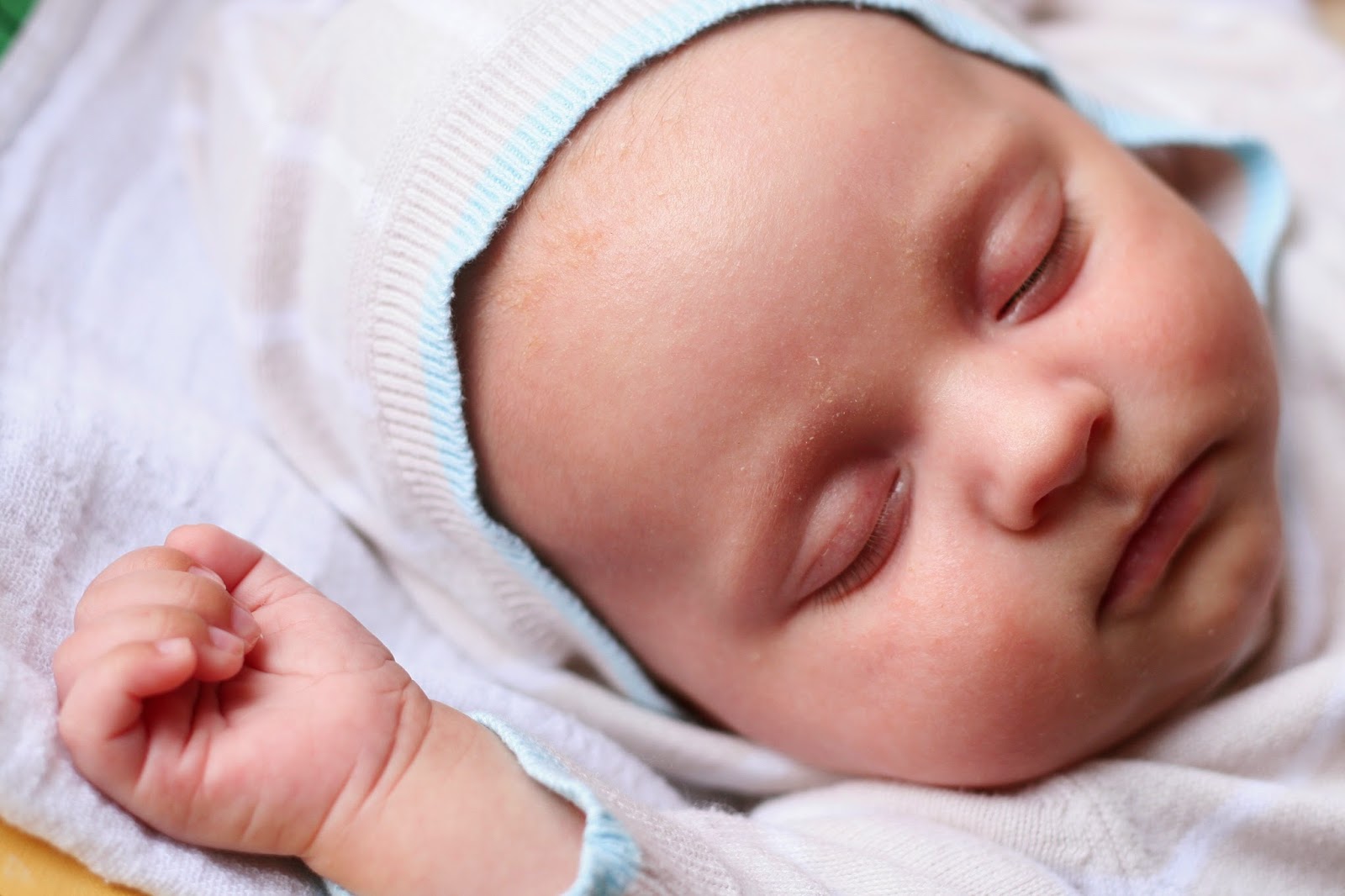 Родившиеся утром. Грудничок. Фото новорожденного мальчика 1 месяц. Сон картинки для детей.