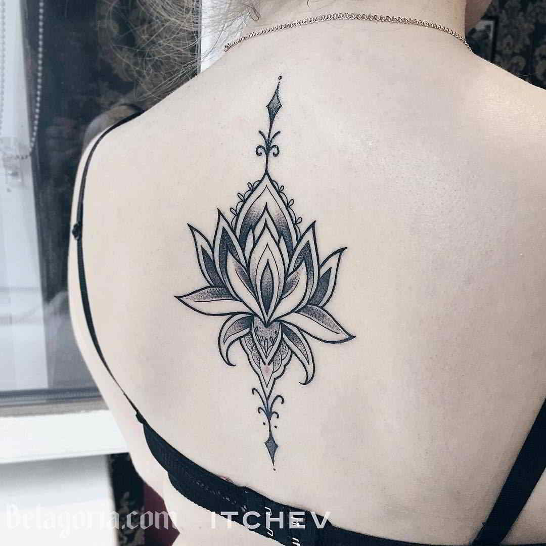 Imagen de un Tatuaje para mujer en la espalda