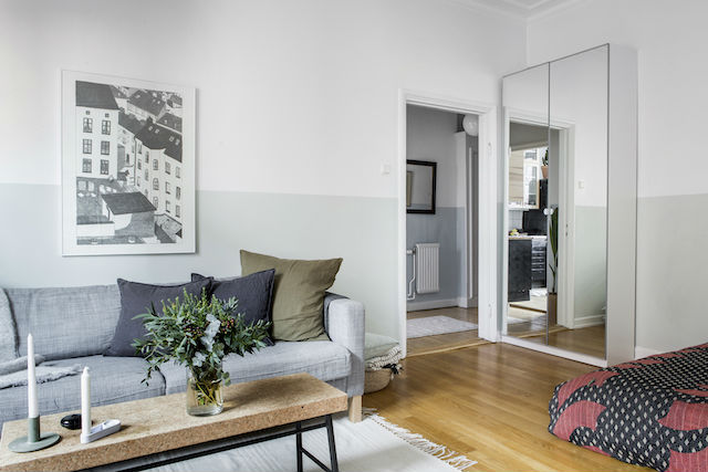 salón con pared pintada en verde mint a media altura