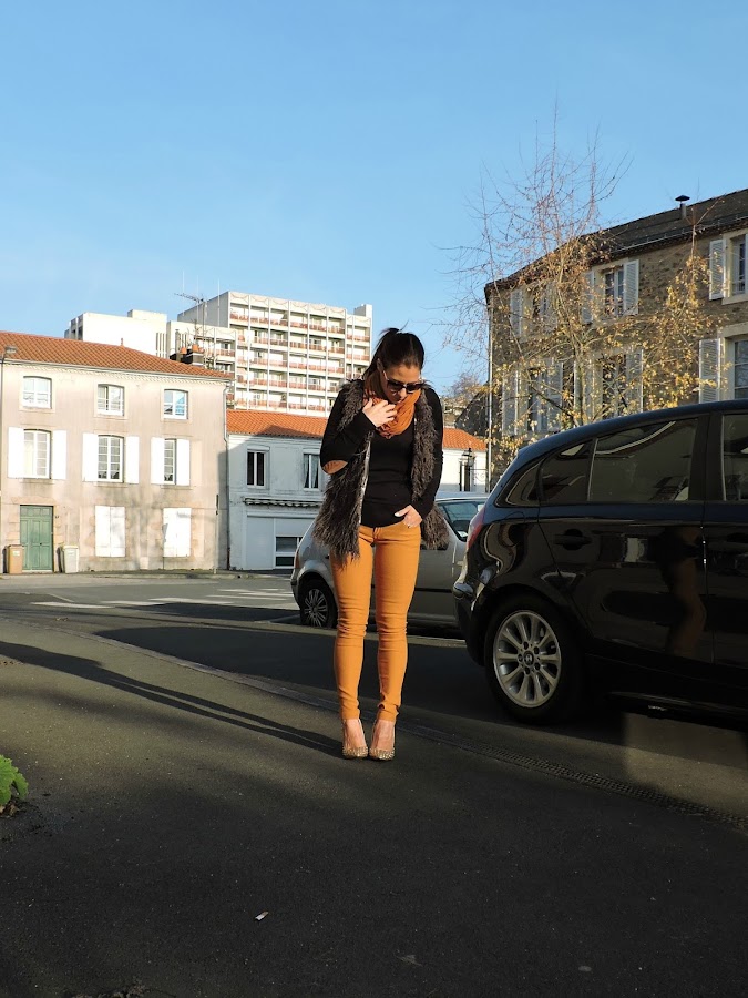 look con chaleco de pelo y pantalon amarillo
