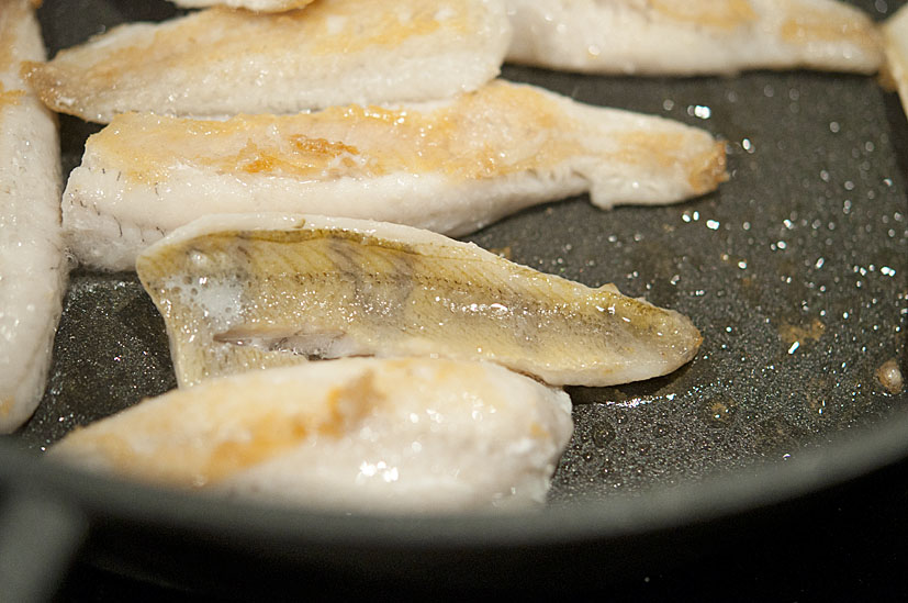 Рыба дори филе. Рыба филе отварная. Филе белой рыбы. 500 грамм курицы. Филе белы как приготовить.