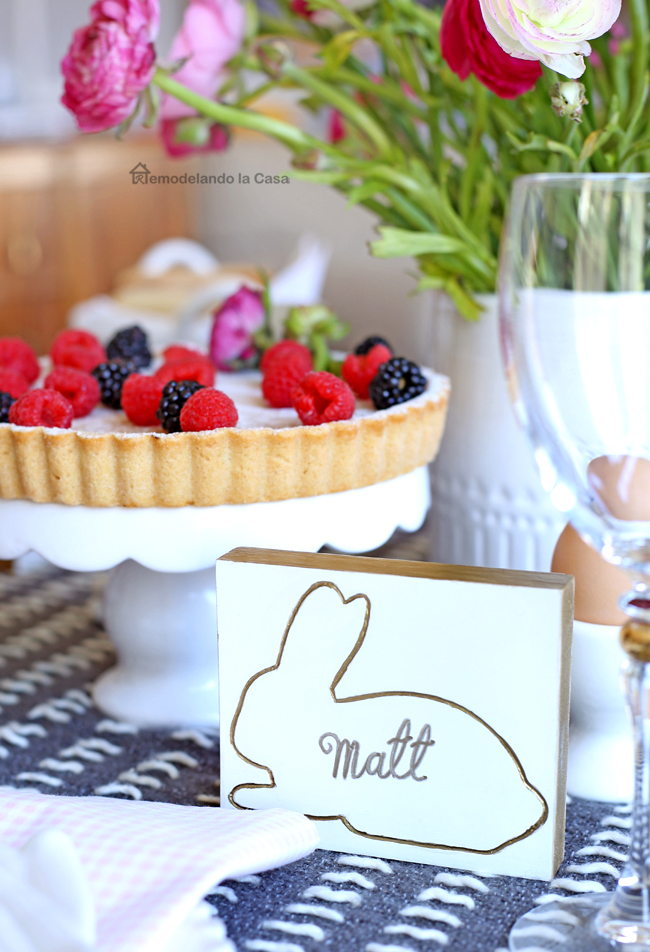easter table with wooden name tags remodelando la casa