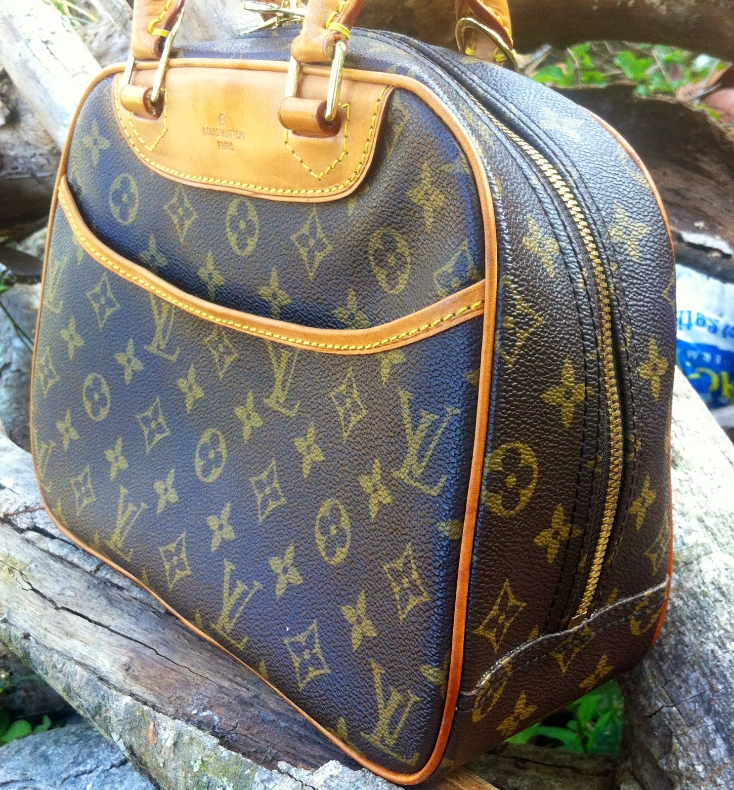 DYBUNDLE COLLECTION: Vintage Louis Vuitton Deauville handbag (sold)