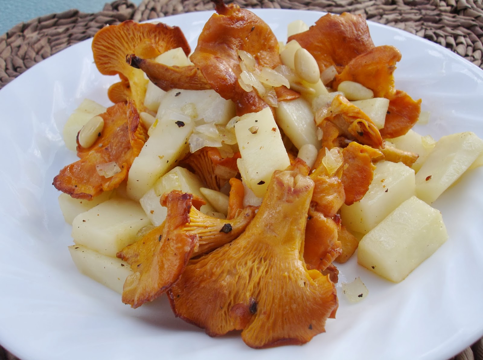 Destination santé Sauté de célerirave & chanterelles aux noix de pin