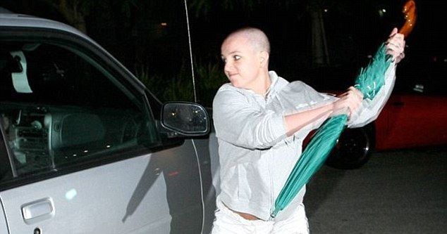 Attacks The Paparazzi With Umbrella updates infamous paparazzi attack Attacks The Paparazzi With Umbrella updates infamous paparazzi attack