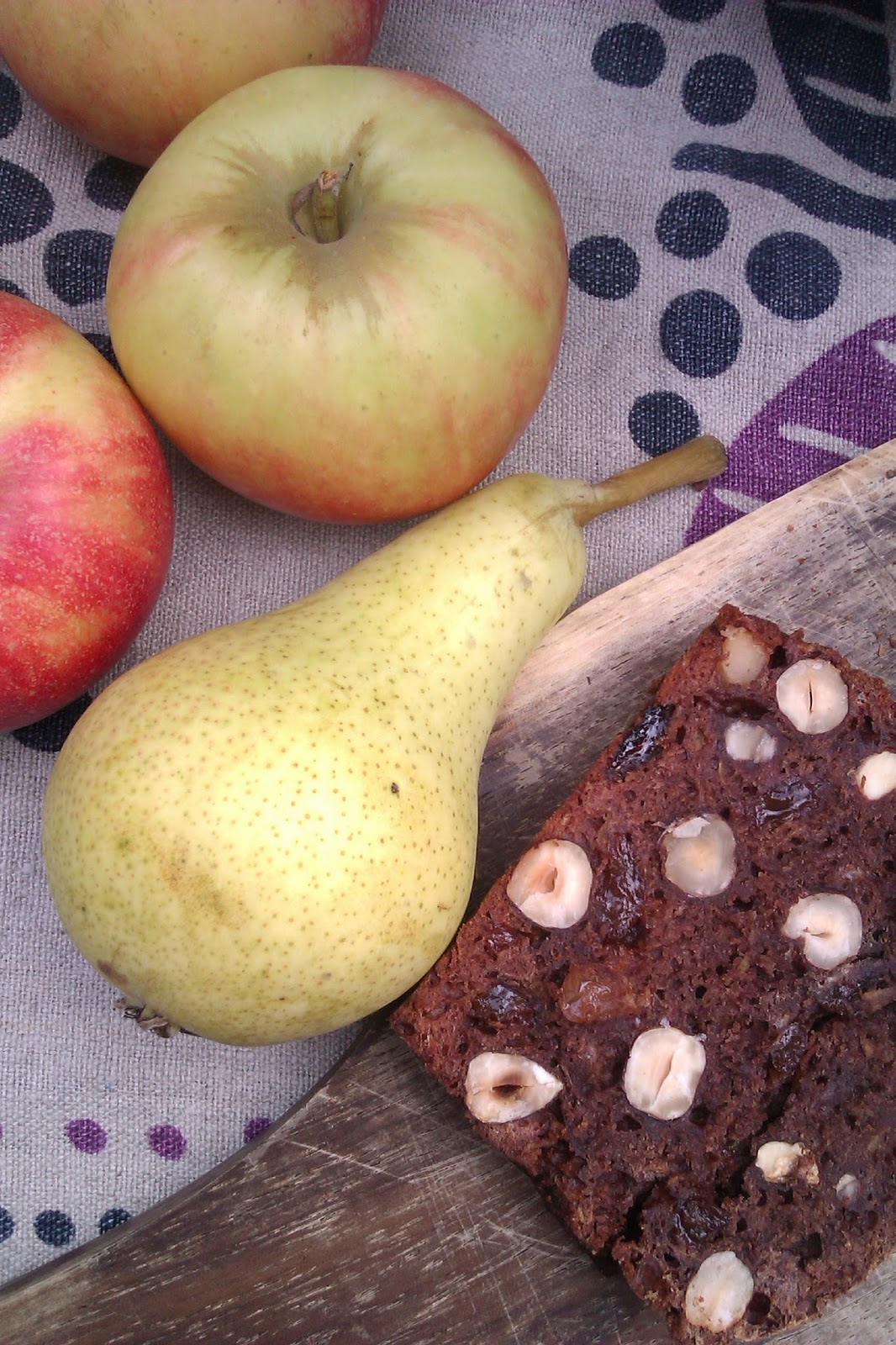 Frau Frieda: Ein Apfel-Birnen-Brot Frau Frieda: Ein Apfel-Birnen-Brot