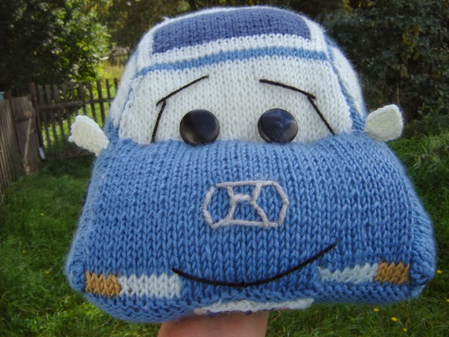 Машинка маккуин амигуруми. Вязаные игрушки в машину. Вязаные игрушки машинки. Вязание спицами машины. Вязаные машинки крючком.