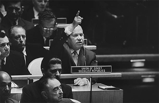Хрущев с ботинком в ООН. Хрущев на заседании ООН. Хрущев ООН И ботинок 1960. Генассамблея ООН 1960.