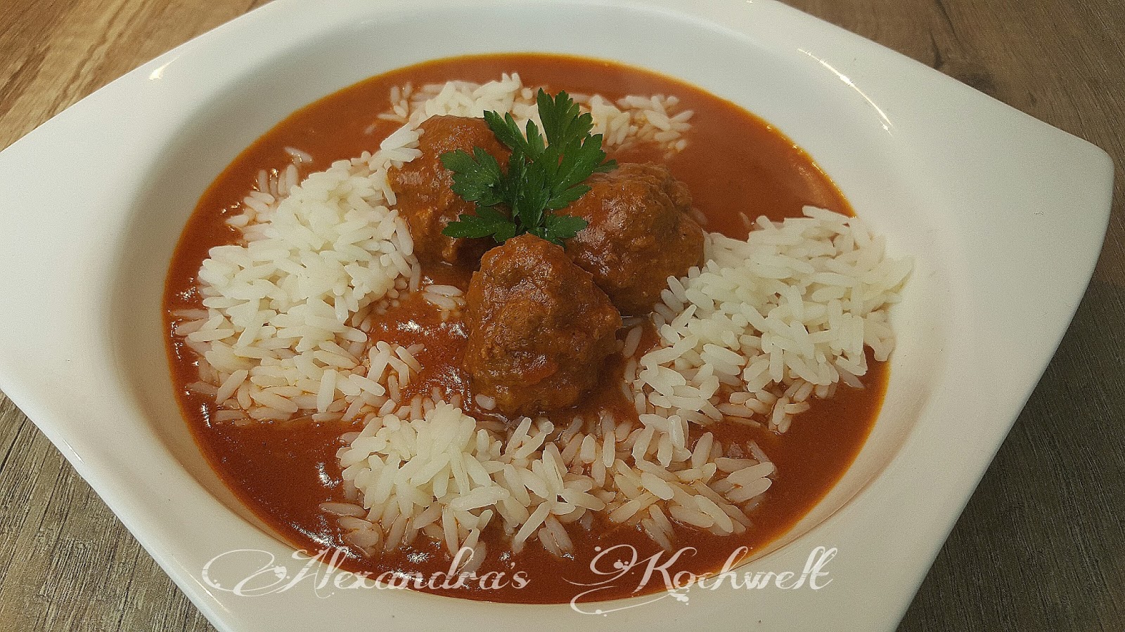 Tomaten-Kokos-Suppe mit Hackbällchen