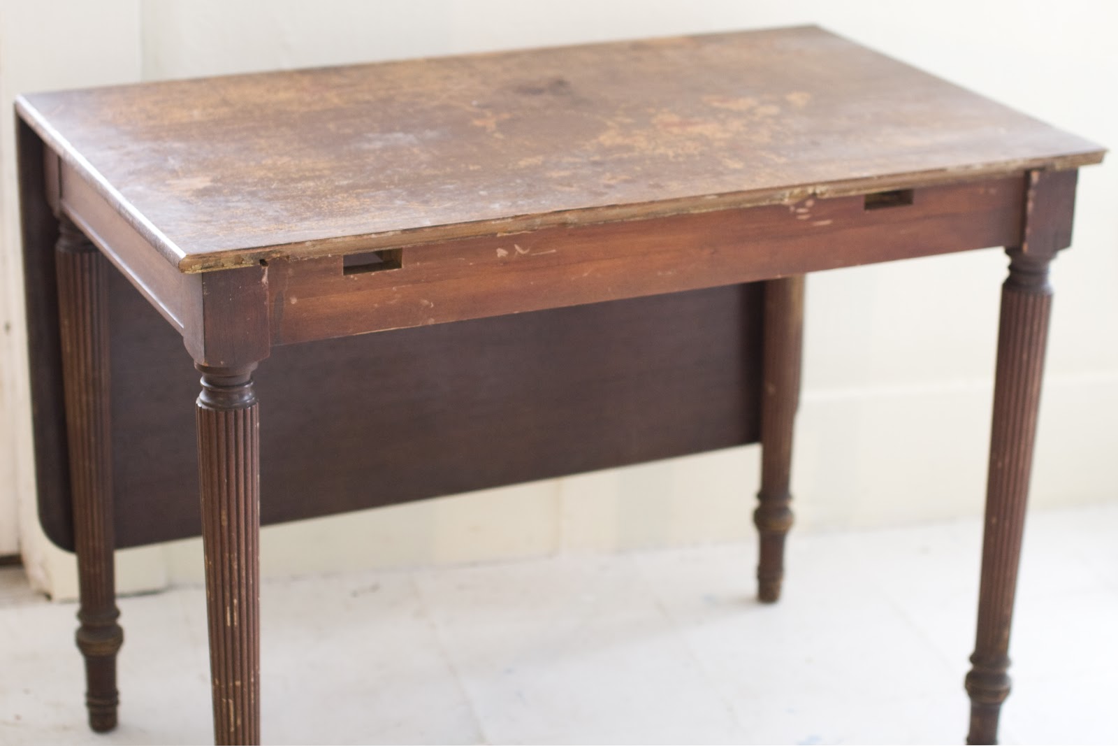 Tables are turning. Старинный столик. Старый стол. Деревянный старый стол боком. Старинный стол сбоку.