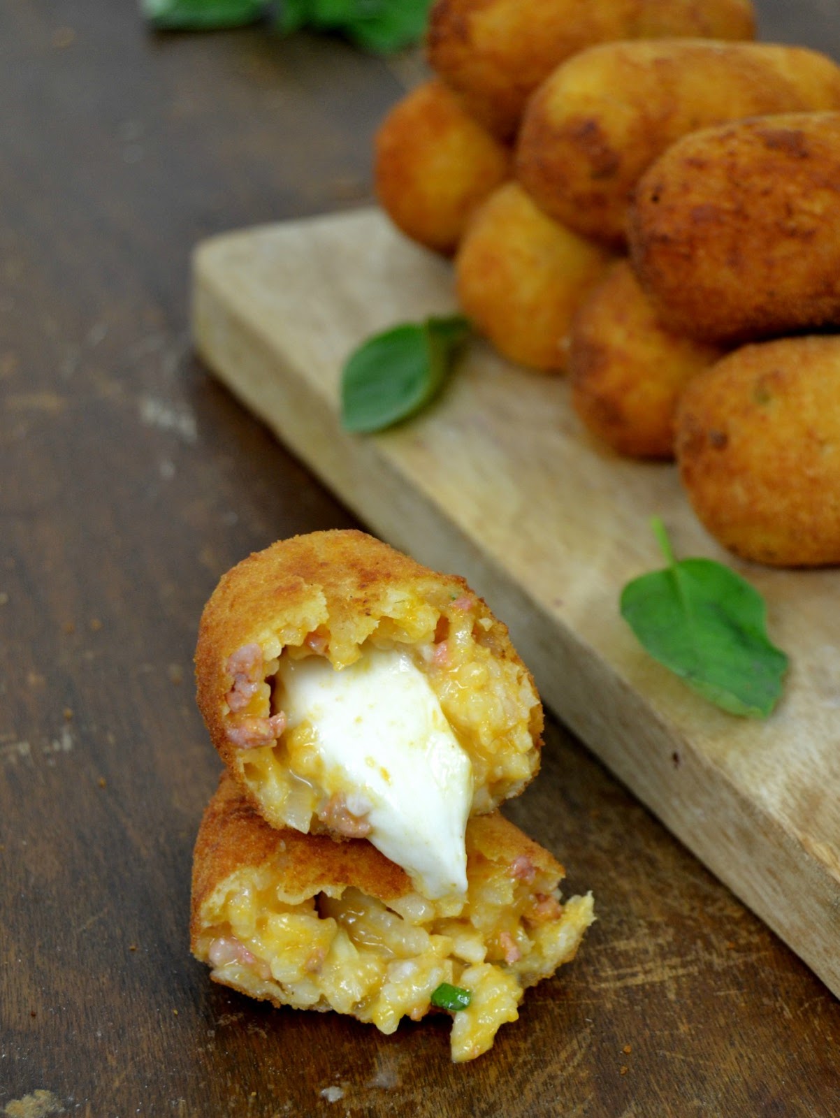 Croquetas de arroz italianas rellenas de queso. Supplí alla romana