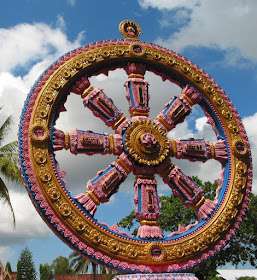 Колесо дхармы - это не только колесо закона, но и символ непрерывных изменений