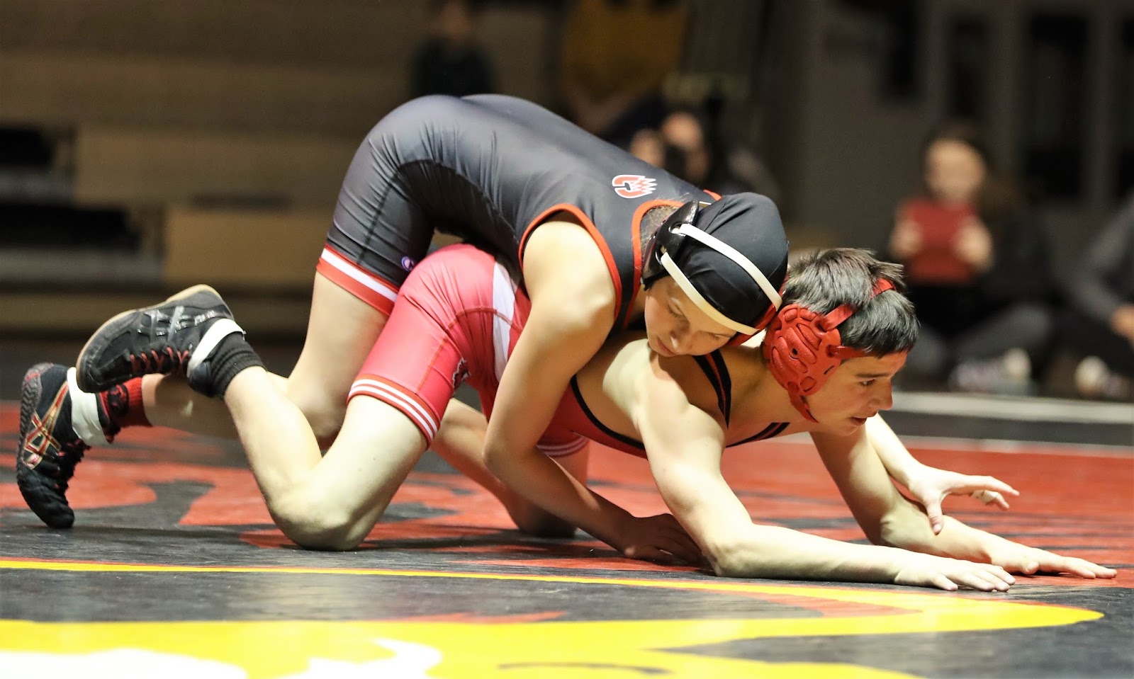 Men Wrestling Women Female champ pins male wrestler