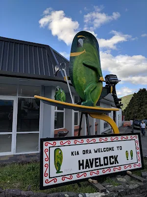 2 weeks in New Zealand road trip itinerary: Green-lipped mussel mascot in Havelock