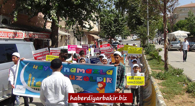 Çınar'da minik yürekler namazı öğrenme sevinci ile yürüdü Çınar'da minik yürekler namazı öğrenme sevinci ile yürüdü