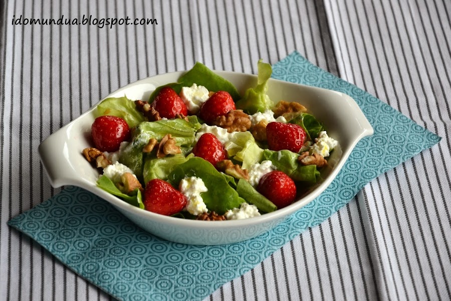 Ensalada fresas, queso y nueces