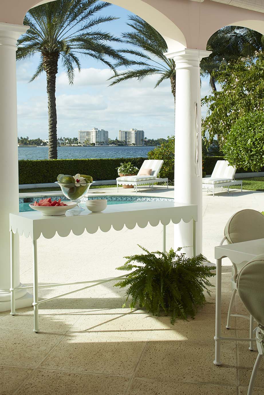 Aluminum White Banana Leaf Dining Patio Chairs GOING BANANAS Draper Greenbrier Style Palm Beach Chic