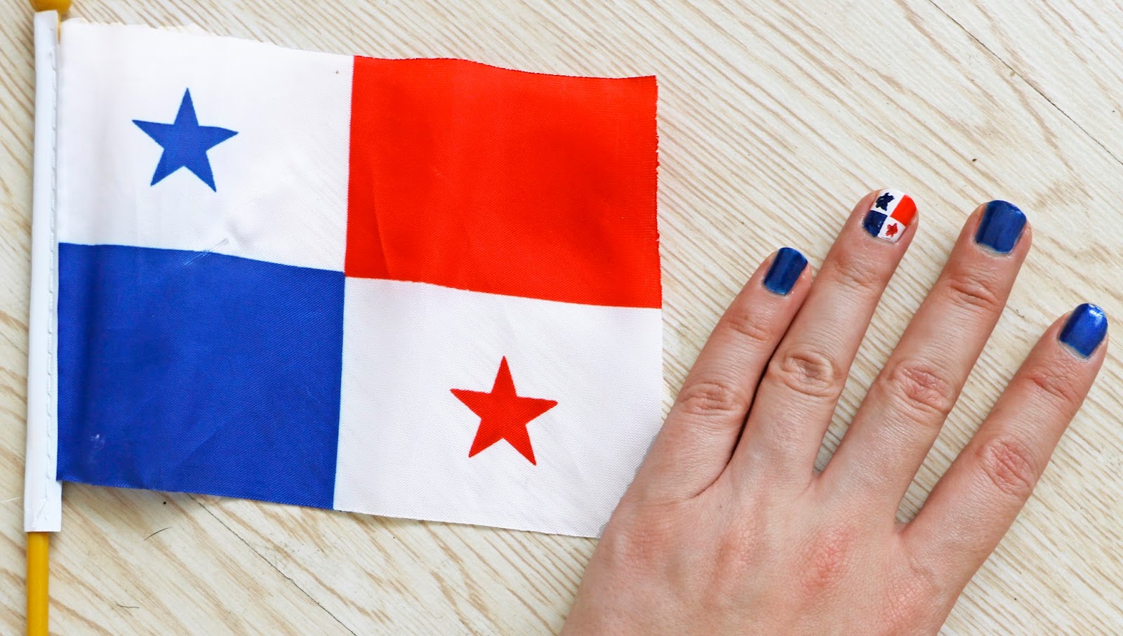 Super cute Panama flag nails!