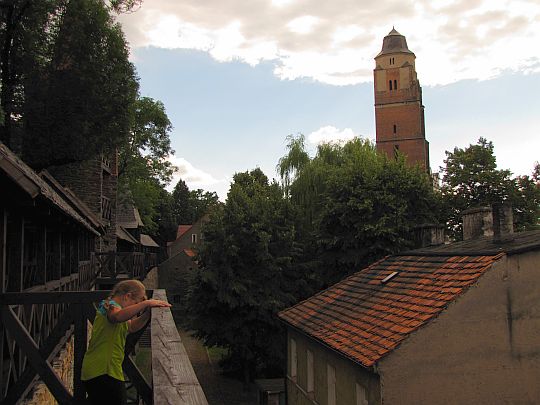 Kościół św. Jana Ewangelisty z galerii na koronie muru obronnego.