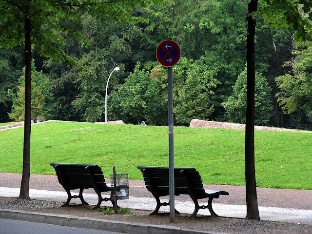 Benches on Bellevuestraße, facing Henriette-Herz-Park, Berlin