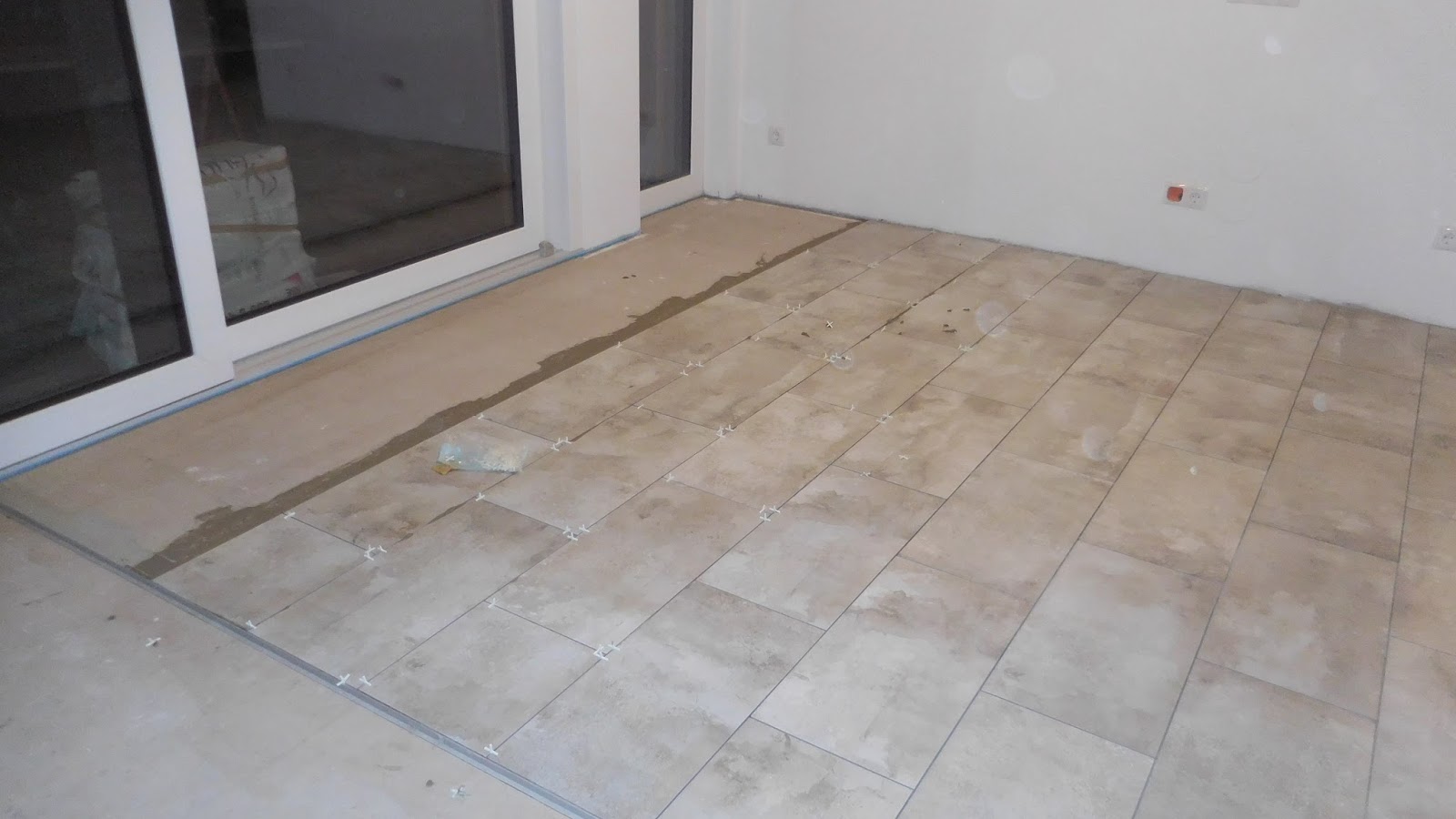 Schroli´s Baublog: Vorzimmer-Esszimmer verfliesen, Innentüren