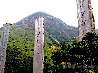 Heart Sutra inscriptions on wooden pillars in Wisdom Path Hong Kong 