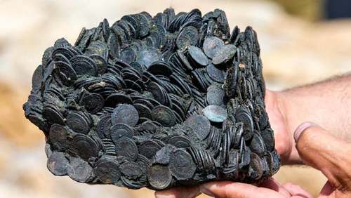 También se descubrieron dos bultos metálicos, cada uno compuesto de miles de monedas. Eran transportadas en una vasija de cerámica en el que se oxidaron y quedaron pegadas entre sí.