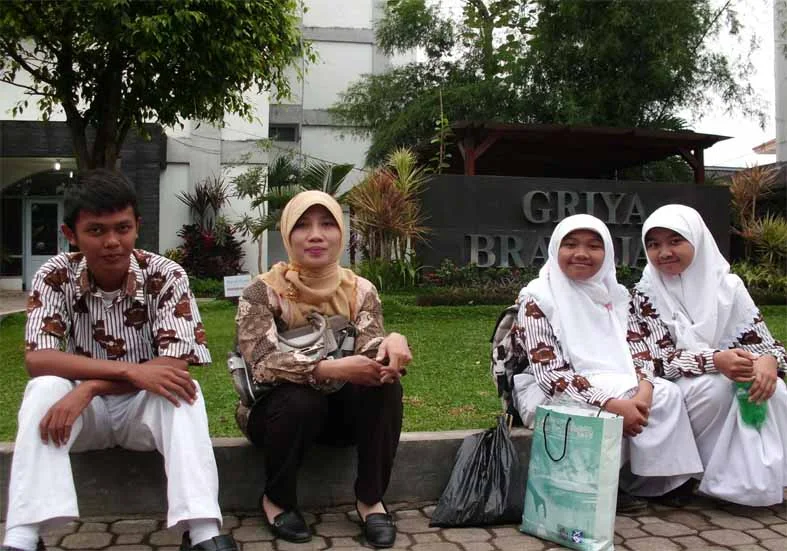 Remaja Indonesia dengan berbagai rempah-rempah tradisional