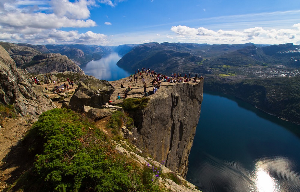 Норвегия 7. 20 Красивых мест в мире. Осло достопримечательности красивый. Фьорды Норвегии люди.