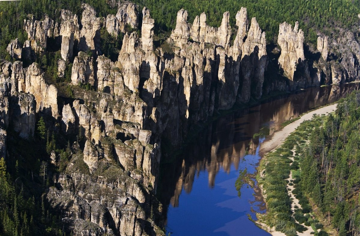 Какие природные достопримечательности есть в московской области. Природный парк Ленские столбы. Ленские столбы в Якутии. Парк Ленские столбы Якутия. Река Лена Ленские столбы.