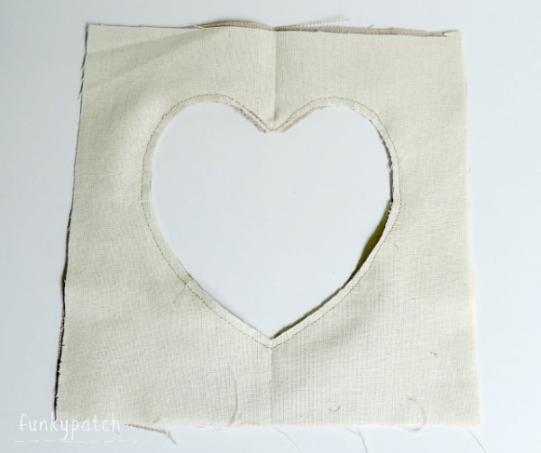 Como hacer un mug rug o posa vasos con corazones