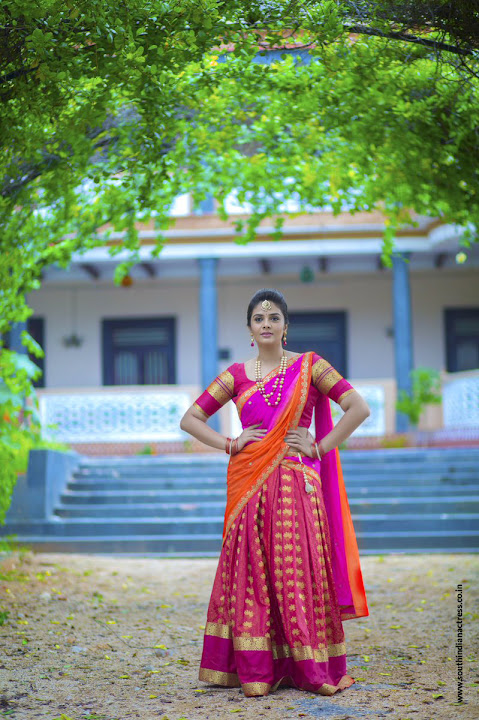 Anchor Sreemukhi in Pink Half Saree
