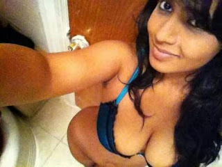  hot girl showing boob click
