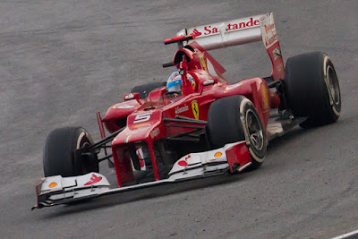 Biografi Fernando Alonso Díaz Biografi Fernando Alonso Díaz Fernando Alonso Díaz, akrab disapa Nando, lahir di Oviedo, Asturias, Spanyol, 29 Juli 1981; umur 30 tahun) adalah seorang pembalap Formula Satu asal Spanyol. Ia sempat menjadi juara dunia termuda sepanjang sejarah F1 saat merebut gelar tahun 2005 dalam usia 24 tahun dan 59 hari, sehingga memecahkan rekor berumur 33 tahun milik Emerson Fittipaldi yang berusia 25 tahun dan 273 hari ketika meraih gelar juara dunia di musim 1972. Rekor tersebut dipecahkan Lewis Hamilton pada musim balap 2008 dan kemudian dipecahkan lagi oleh Sebastian Vettel di musim 2010. Alonso juga sempat menjadi pembalap termuda yang pernah menjuarai grand prix dan meraih pole position, masing-masing pada seri GP Hungaria 2003 dan GP Malaysia 2003, sebelum dipecahkan oleh Sebastian Vettel pada GP Italia 2008. Ia juga merupakan juara dunia F1 yang pertama dari Spanyol. Alonso mulai membalap dengan gokart pada umur 3 tahun. Ia lalu menjuarai kejuaraan gokart Spanyol pada tahun 1994-1997, dan sempat menjadi juara dunia gokart pada tahun 1996. Ia kemudian memulai debutnya di ajang balap F1 pada musim 2001 bersama tim Minardi, dan kemudian pindah ke tim Renault sebagai test driver pada tahun berikutnya. Mulai