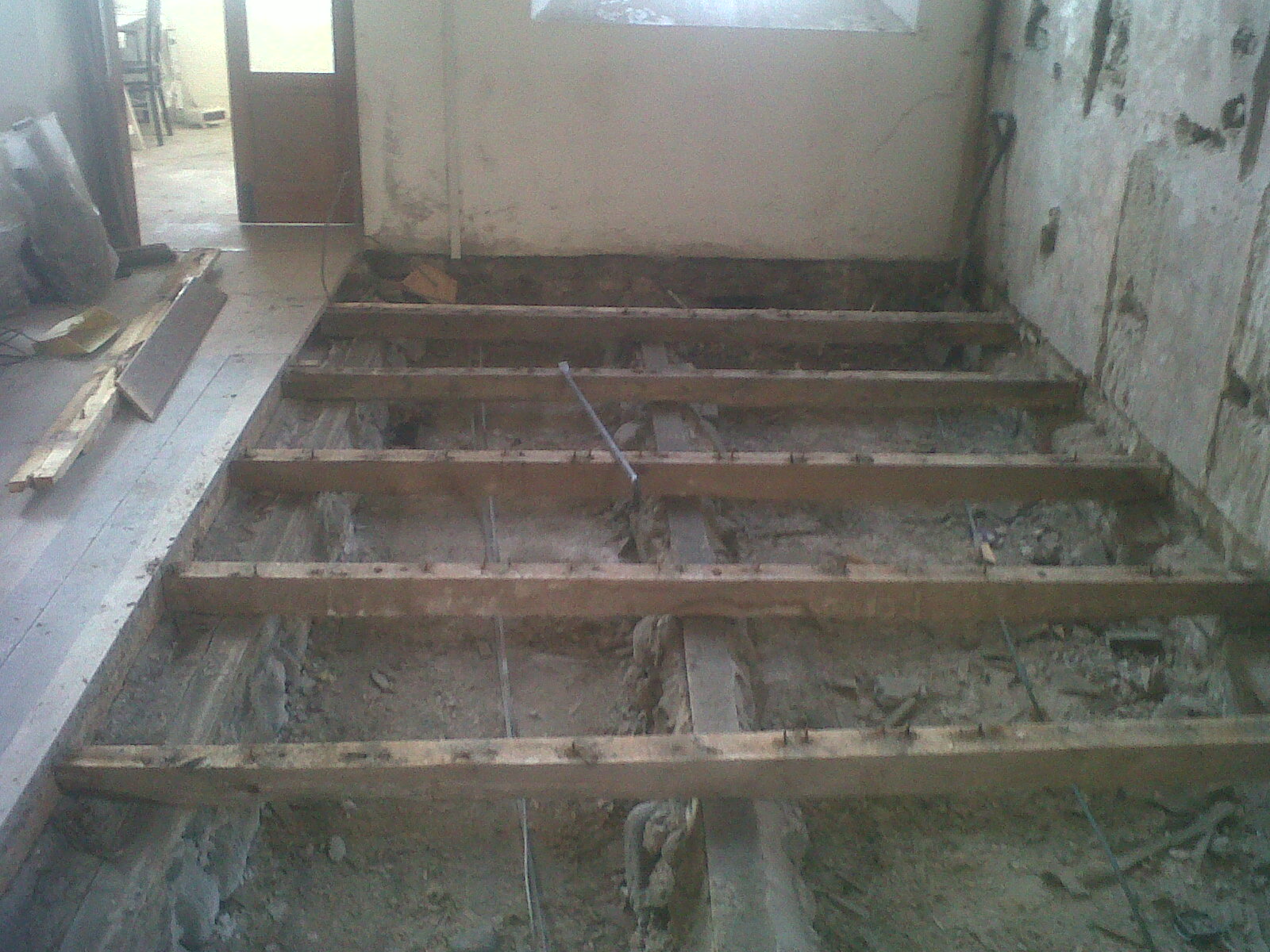 Amroth Project TAKING THE EXISTING TIMBER SUSPENDED FLOOR UP.