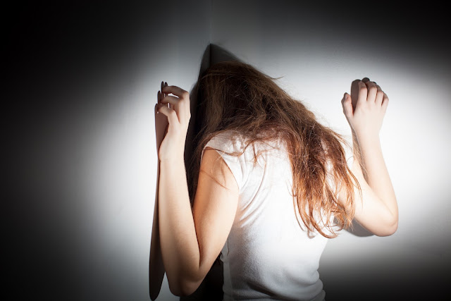 Hình nền buồn cô đơn khóc vì tình yêu không trọn vẹn