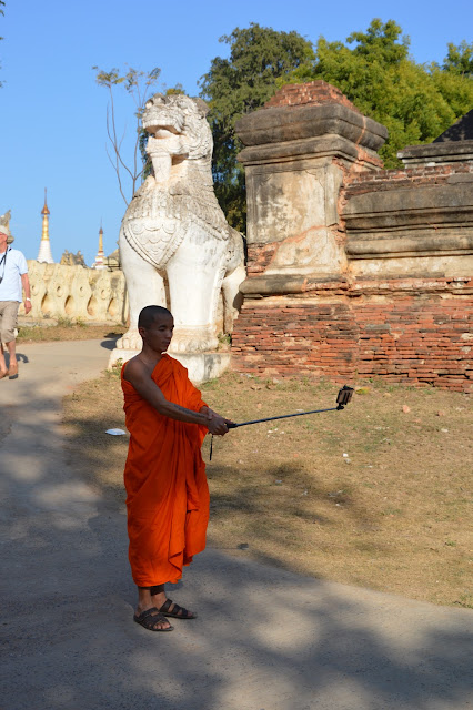 Le moine birman est connecté