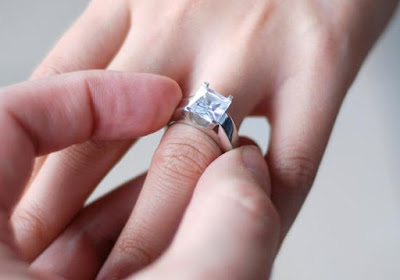 تفسير حلم رؤية خاتم الماس أو الخاتم الفضي أو خاتم ذهب أو اعطاء خاتم لشخص في المنام