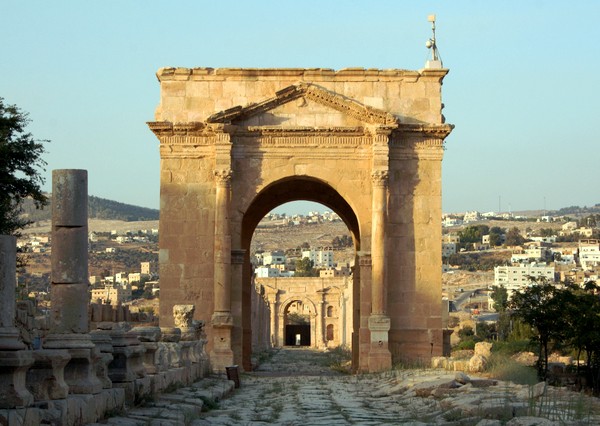 Tetrapylon Norte con la Puerta Norte al fondo (Jerash, Jordania)   Tetrapylon Norte con la Puerta Norte al fondo (Jerash, Jordania)