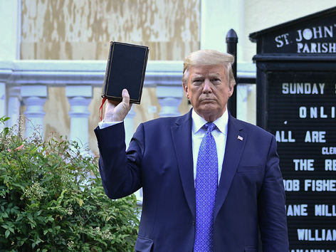 Donald Trump mit Bibel