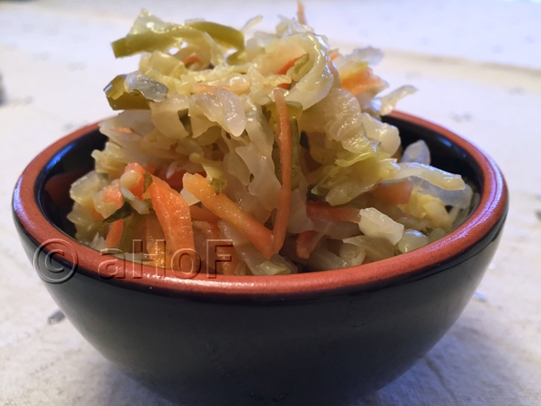 Fermented Curtido, fermenting, cabbage, carrot, onion,
