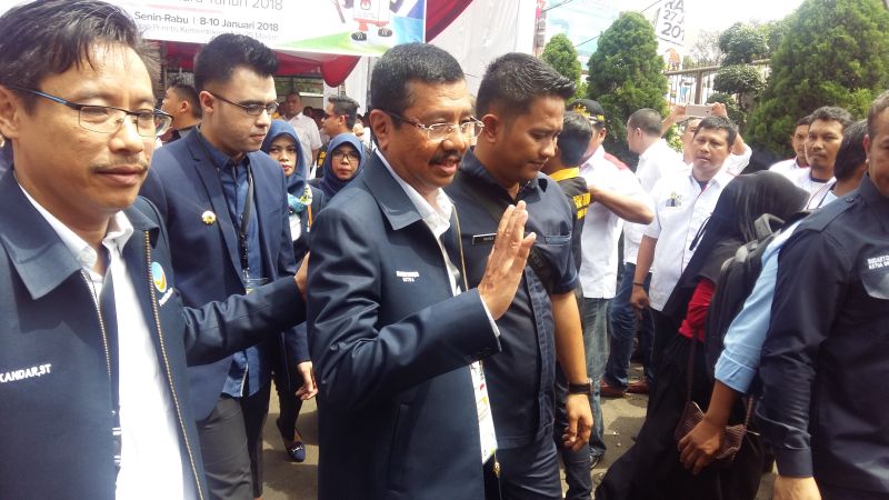 Gubsu Tengku Erry saat mendampingi pasangan Edy Ijeck mendaftar ke KPU Sumut untuk maju di Pilgubsu Gubsu Tengku Erry saat mendampingi pasangan Edy Ijeck mendaftar ke KPU Sumut untuk maju di Pilgubsu