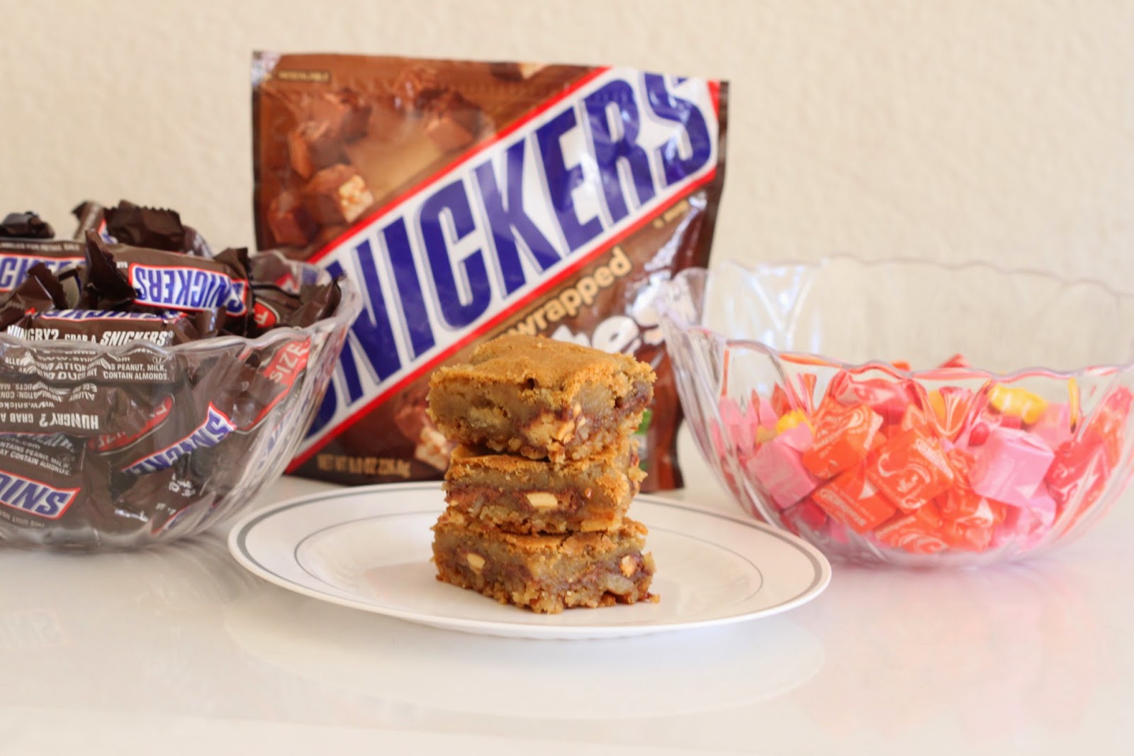 SNICKERS Blondies with Pretzel and Potato Chip Crust | Tortillas and Honey