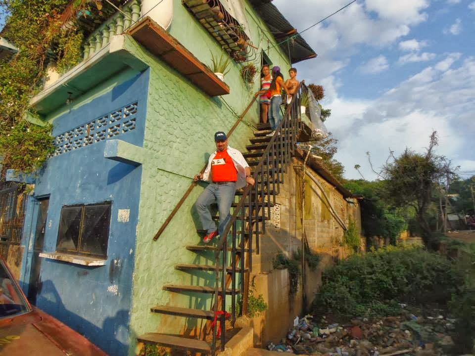 Jhonny Gagarin Dib Dib: CASA POR CASA EN EL SECTOR DE LAS COLINAS