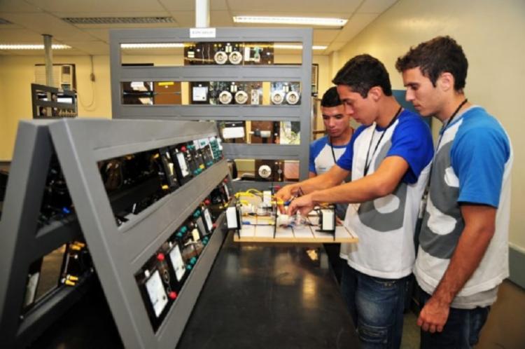 Coelba abre 700 vagas de curso gratuito para eletricistas
