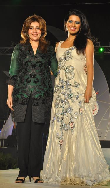 Geeta Basra ramp walk at fashion show