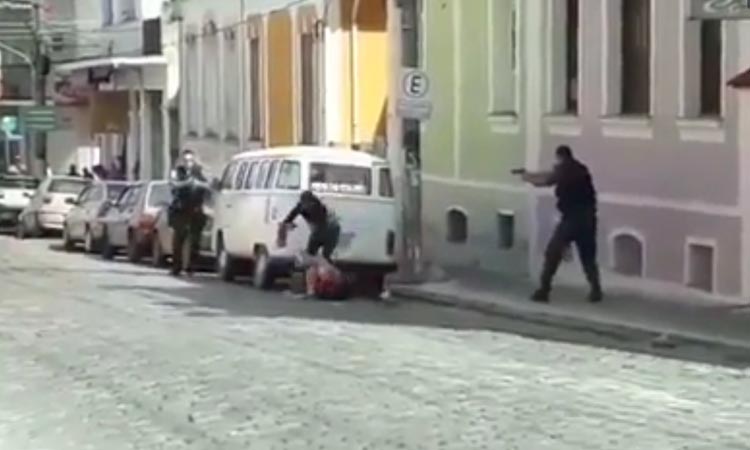 Resultado de imagem para assaltante idosa