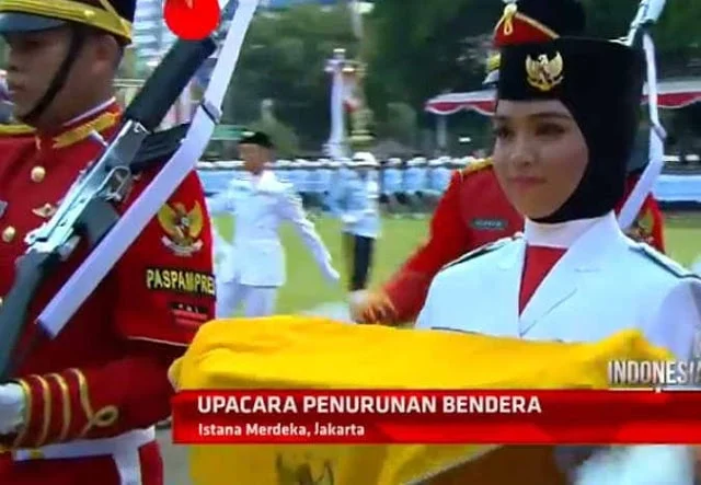 Cut Aura pembawa baki 2016